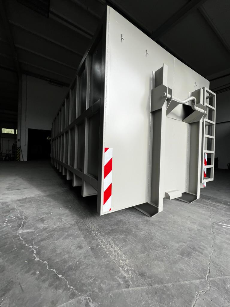 Abrollcontainer mit Aufstiegsleiter, Detailansicht