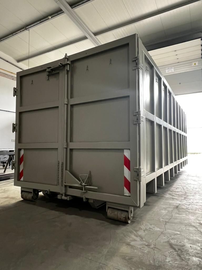 Abrollcontainer mit verriegelter Hecktür