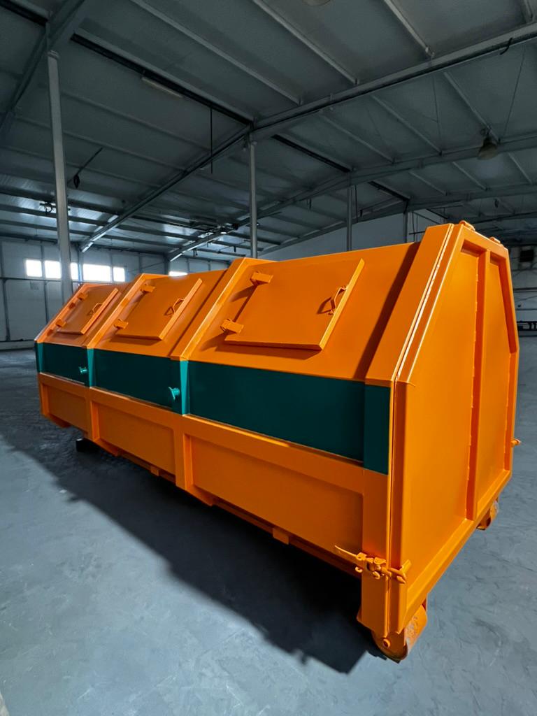 Abrollcontainer mit Klappen, geschlossen