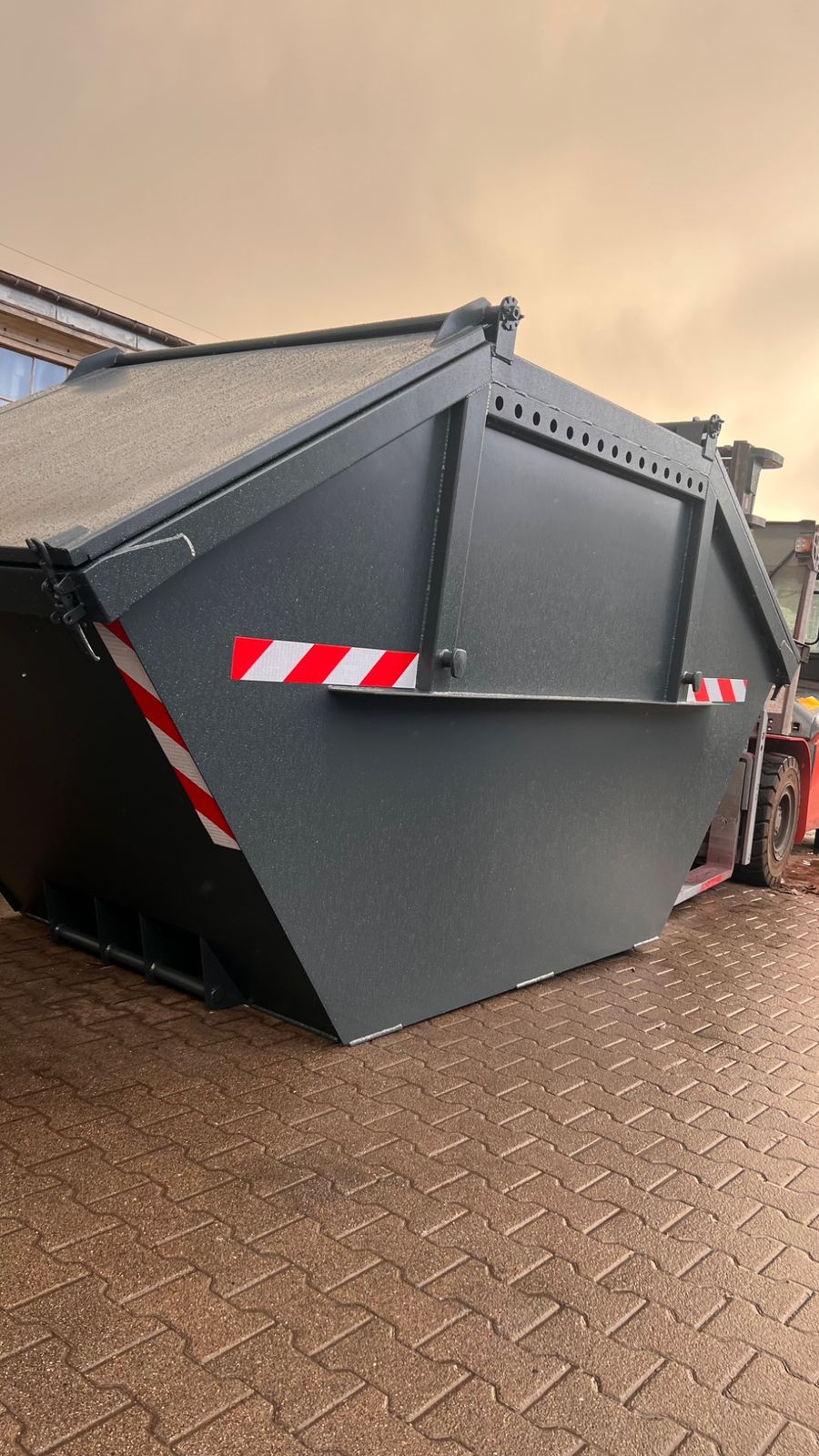Originalfoto Absetzcontainer mit Stahldeckel